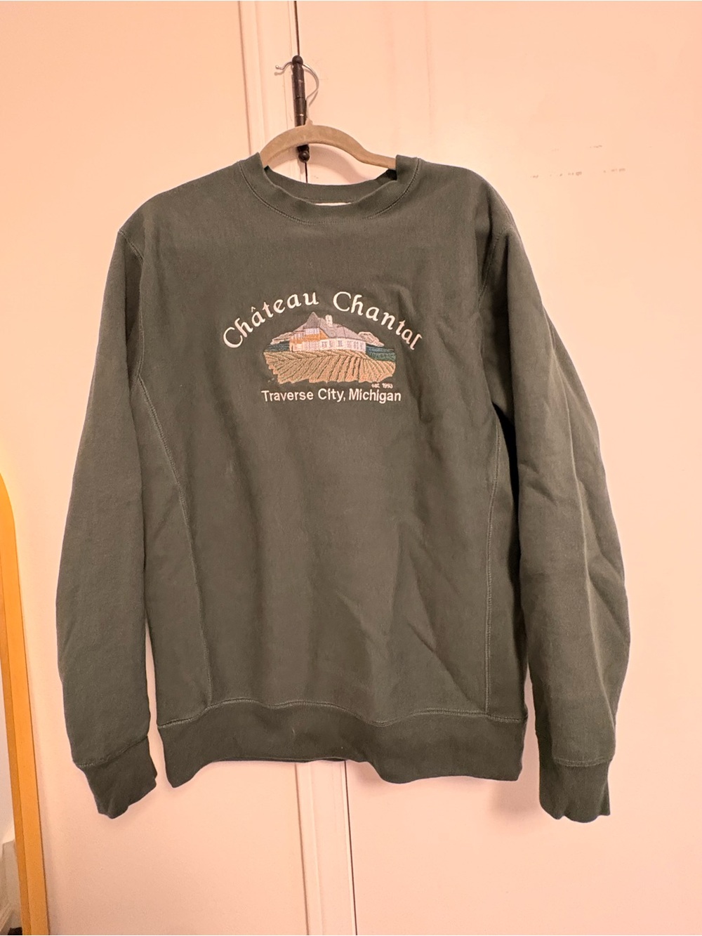 Chateau Chantal Traverse City Winery Vintage Crewneck Sweatshirt (Green)